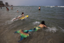 Na pláži v Tel Avive nájdete aj morské panny