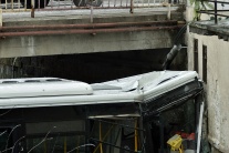 Autobus po nehode skončil v B. Bystrici v potoku 
