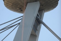 Zlaňovanie vyhliadkovej veže nad Dunajom