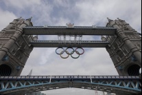 Olympijské kruhy zdobia Tower Bridge