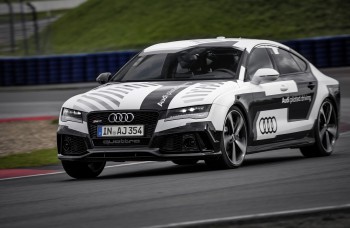 Audi RS7 jazdí bez vodiča a na hranici fyzikálneho limitu