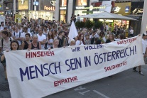 Rakúski demonštranti pochodujú na podporu utečenco