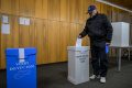 V Kokošovciach prišli prví voliči hneď po otvorení volebnej miestnosti