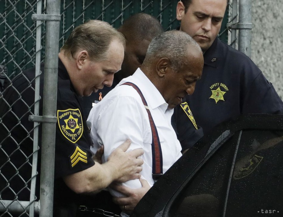 Americký herec Bill Cosby odchádza v putách zo súdu v americkom Norristowne 25. septembra 2018. Súd poslal na tri až desať rokov do väzenia komika Billa Cosbyho, ktorý bol uznaný za vinného zo sexuálneho útoku na ženu. Foto: TASR/AP
