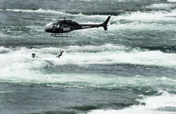 Akrobatka predviedla adrenalínové vystúpenie nad Niagarskými vodopádmi