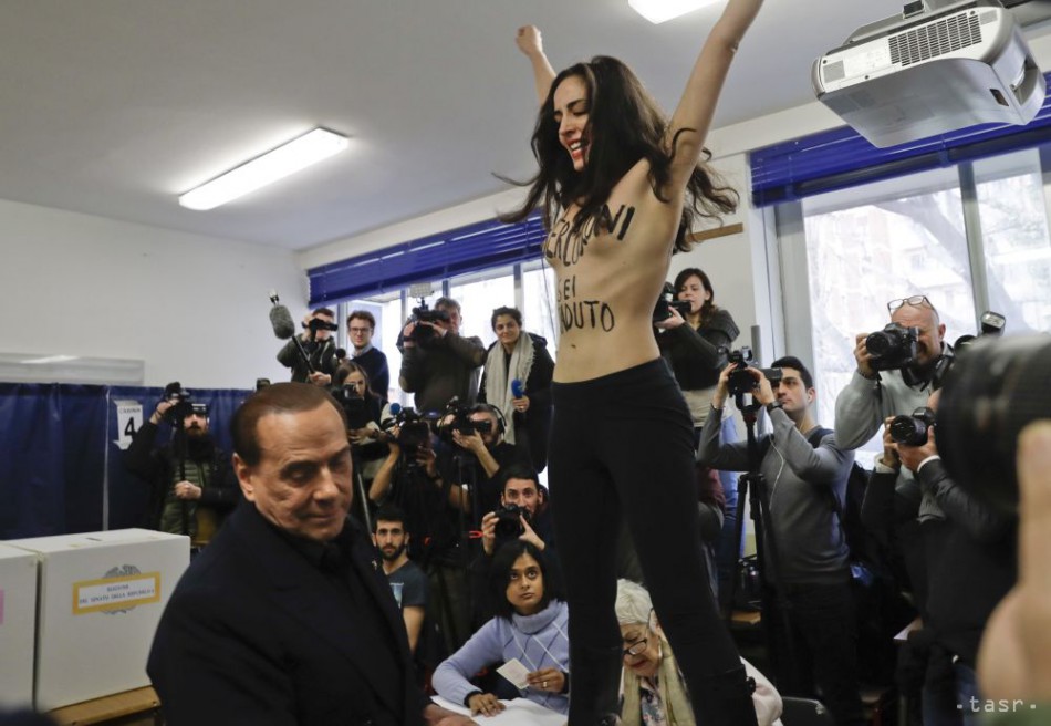 Bývalý taliansky premiér líder strany Vpred Taliansko Silvio Berlusconi vo volebnej miestnosti, vpravo protestuje polonahá aktivistka hnutia Femen s nápisom na hrudi "Berlusconi, už si za zenitom" počas parlamentných volieb 4. marca 2018 v Miláne. V Taliansku sa v nedeľu o 07.00 h SEČ začali parlamentné voľby, ktoré mnohí analytici označujú za najdôležitejšie hlasovanie tohto roku v Európe. Právo voliť má v Taliansku 46 miliónov ľudí. Prvé výsledky hlasovania by mali byť známe po 23.00 h SEČ, keď sa zatvoria volebné miestnosti. Foto: TASR/AP