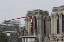 Odstraňovanie lešenia z Notre-Dame