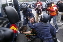 Protest Španielov pred budovou parlamentu 