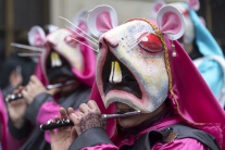 Švajčiarske mesto sa hemží maskami