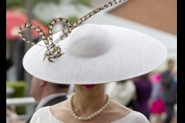 Extravagantné klobúky na kráľovských konských pret