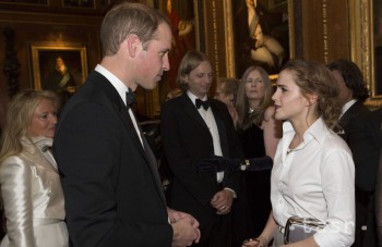 Hviezdy u princa Williama: Emma Watson dáma, Kate Moss bez podprsenky