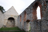 Starobylý kostolík v obci Haluzice