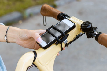 Ako vybrať držiak na mobil do auta aj na bicykel