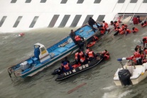 Obrazom: Záchrana trajektu v Kórei