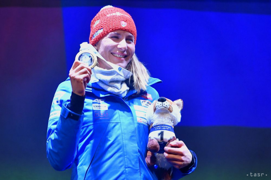 Na snímke slovenská biatlonistka Anastasia Kuzminová oslavuje na pódiu zlatú medailu za víťazstvo v šprinte žien na 7,5 km v 5. kole Svetového pohára v nemeckom Ruhpoldingu. Foto: TASR - Michal Svítok