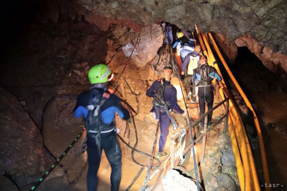 Na snímke členovia záchranného tímu kráčajú do jaskyne 7. júla 2018 v provincii Čiang Rai. Thajský guvernér potvrdil 8. júla začiatok akcie na záchranu 12 školákov a ich trénera, ktorí boli dva týždne uväznení hlboko v útrobách jaskyne. Foto: TASR/AP