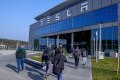 Tesla znižuje počet dočasných pracovníkov v závode pri Berlíne