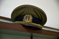 Vojenská čiapka v izbe bývalej vojenskej budovy, d