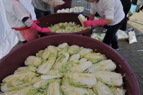 Výroba tradičného kórejského jedla kimchi
