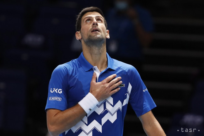 Na snímke srbský tenista Novak Djokovič oslavuje postup do semifinále dvojhry na turnaji majstrov v Londýne