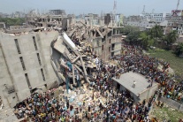 Zrútenie osemposchodovej budovy v Bangladéši 