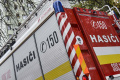 Hasiči zasahujú pri požiari bytového domu vo Fiľakove