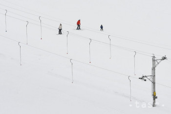 Snehová vrstva na zjazdovkách sa zvyšuje, lyžiarske podmienky sú dobré