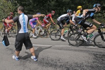 Cyklisti pred a počas 18. etapy Tour de France 
