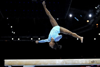 Americká gymnastka Simone Bilesová Antverpy počas skoku na kladine v kvalifikácii viacboja na majstrovstvách sveta v gymnastike v Antverpách v nedeľu 1. októbra 2023.