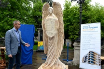 Drevená socha anjela