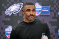 Quarterback Eagles Hurts odohral duel napriek krvným zraneninám