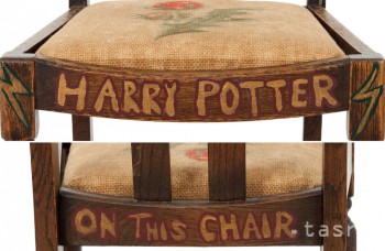 Do dražby ide stolička Rowlingovej, autorky Harryho Pottera