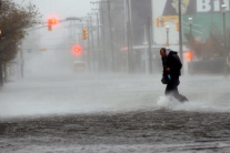 Živel Sandy sa zmenil z hurikánu na hybridnú búrku